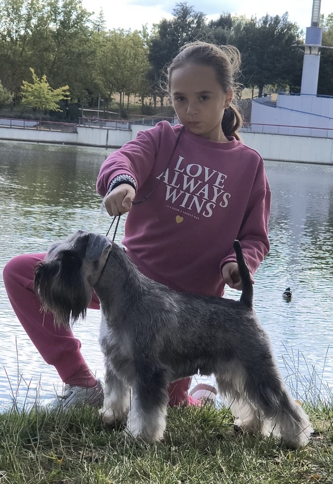Orgullo tras el éxito Leyre, la que viene pisando fuerte, presenta a Farúk junto al lago tras una competición, mostrando las cintas obtenidas